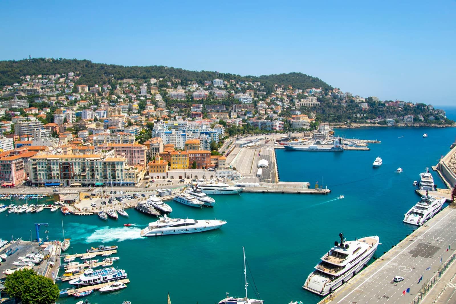 Le port de Nice et ses bateaux au pied de la colline
